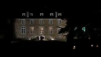 La façade orientale lors d'une activité nocturne.