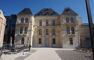 Façade Nord - Espace bibliothèque, façade en verre à gauche