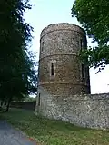 Une tour du château construite en fait au XIXe&nbsp;siècle).