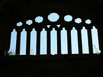 La fenêtre aux neuf lancettes et sept rosaces.