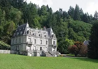 Le château (avant l'incendie) avec la chapelle à droite.