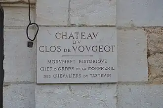 Plaque apposée à l'entrée du château