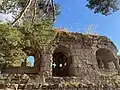 Mur intérieur du vieux château, façade est. Oriel de la chapelle et fenêtres.