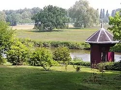 Le jardin de la source et son pavillon d'inspiration chinoise.