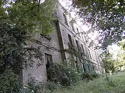 Le château vu de l'étang.