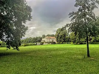 Le château vu depuis l'entrée du Domaine.