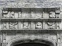 L'église paroissiale Saint-Pierre : vue extérieure, le linteau du portail de style Renaissance.