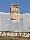 Soufflets tête-bêche quatre par quatre et inclinés, balustrade début XVIe&nbsp;siècle.