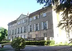 Façade vue de biais.