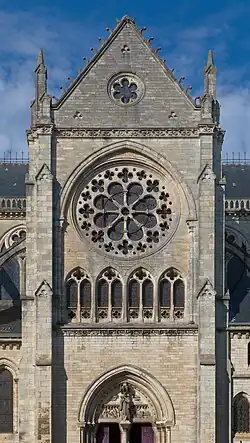 Portail sud de l'église Saint-André en 2024.