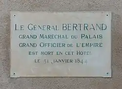 Plaque apposée sur un mur extérieur.