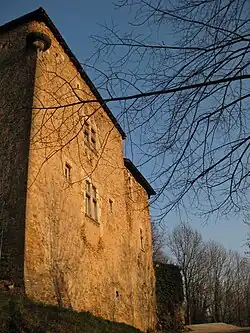 Le corps principal de Tour de Gy (Ain), avec ses fenêtres à meneaux.