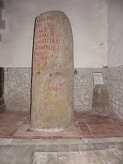 Borne leugaire au fond de la nef.