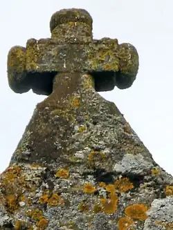 Croix du chevet, date 1605.