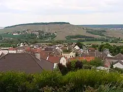 Châtillon et le hameau de Montigny, dominé par les Bâtis.