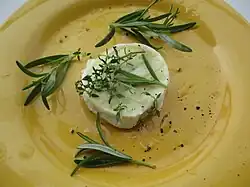 Fromage de chèvre à l'huile d'olive, thym et romarin.