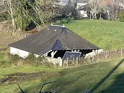 Le lavoir du XIXe&nbsp;siècle, en bordure du bourg.