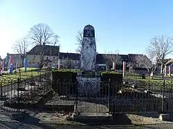Le monument aux morts de Chénérailles.