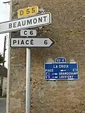 Plaque de cocher et panneaux routiers à La Croix.