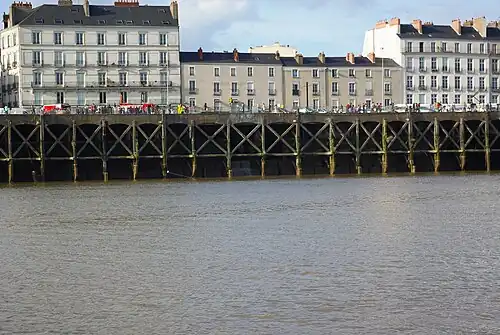 La Chézine se jette dans la Loire sous le quai de la Fosse à hauteur de la rue Mathurin-Brissonneau.