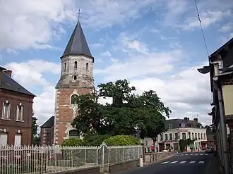 Vue de l'église Saint-Quentin avec en premier plan le chêne d'Allouville