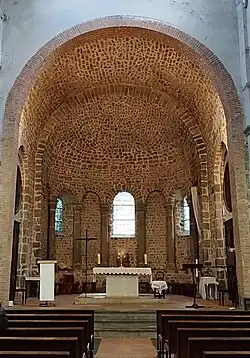 Le chœur avec son maître-autel et l'abside.