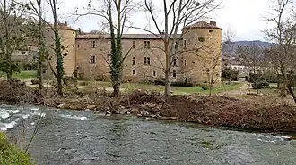 Le fleuve Aude au pied du château.