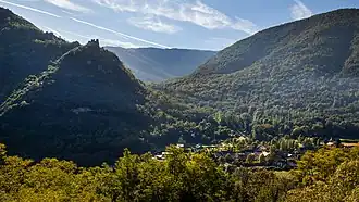 Le village de Capoulet au pied du château.