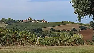 Le village sur sa colline.