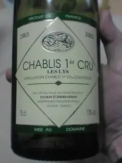 Une bouteille de chablis premier cru.