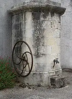 Pompe à eau de village, Chaillé-les-Marais.- France.