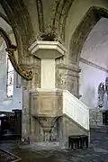 La chaire à prêcher.