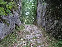 Péage de Chalamont, et la « voie antique » qui reliait Salins à Pontarlier.