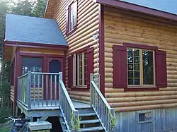 Vue d'un chalet de la zone "Presqu'île" de l'Étang-à-la-truite de la réserve faunique de Matane
