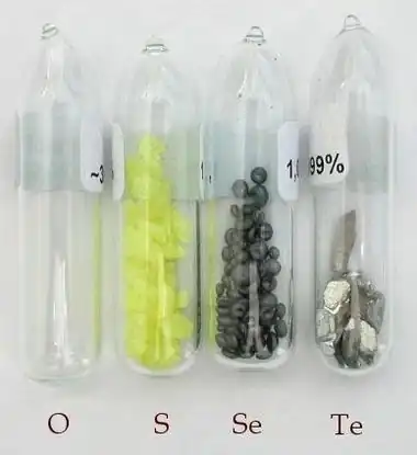 4 ampoules de verre contenant de l'oxygène, du soufre, du sélénium et du tellure purs.