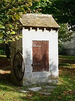 Le puits public du hameau de Balagny, sur la place.