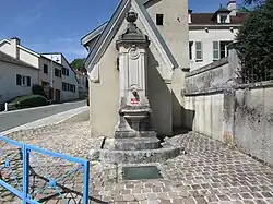 La fontaine.