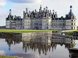 Les douves du château de Chambord sont alimentées par un canal détournant l'eau du Cosson