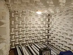 Photographie de la chambre anéchoïque du laboratoire LTDS (Laboratoire de Tribologie et Dynamique des Systèmes) de l'ENTPE basé à Vaulx-en-Velin en France