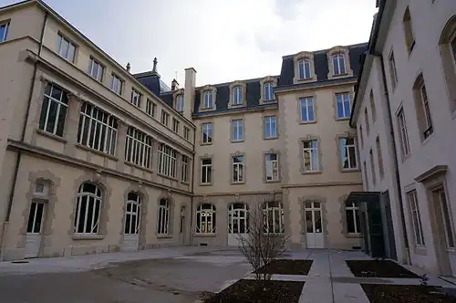 Cour sur la rue Stanislas