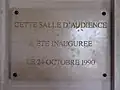 Panneau indiquant la date d'inauguration de la salle d'audience.