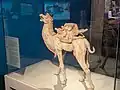 Mingqi chinois représentant un chameau, dynastie Tang (618-907), terre cuite polychrome.