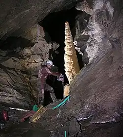 Balisage dans la grotte des Chamois.