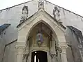 La porche couverte de l'église.