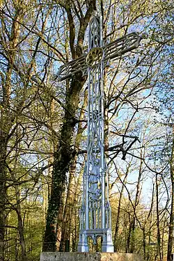 Croix en fonte de la Marque.