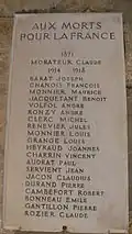 Plaque sur la mairie : les Morts pour la France.