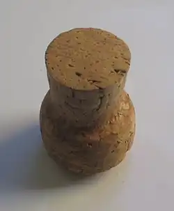 Un bouchon de champagne posé sur son sommet.