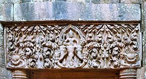 Indra chevauchant Airavata. Linteau du « Palais des femmes ».