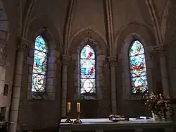 L'abside et ses vitraux.