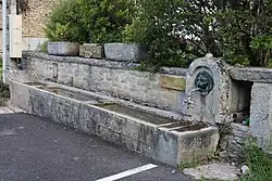 La fontaine-lavoir.